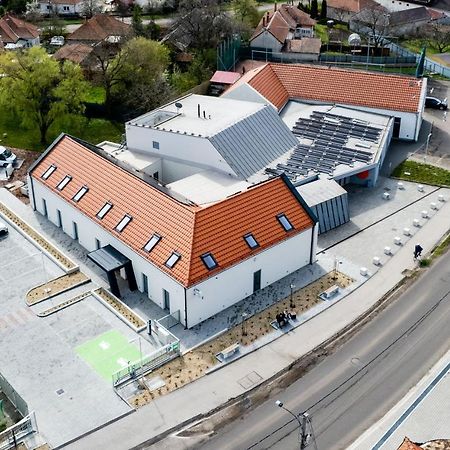 Eleven Business & Sport Hotel Jaszarokszallas Exteriér fotografie