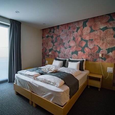Eleven Business & Sport Hotel Jaszarokszallas Exteriér fotografie