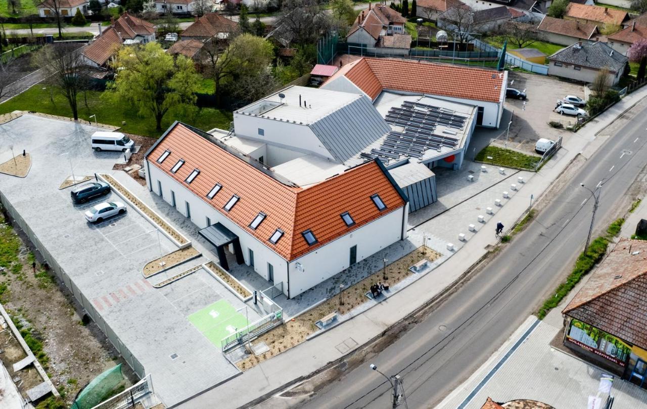 Eleven Business & Sport Hotel Jaszarokszallas Exteriér fotografie