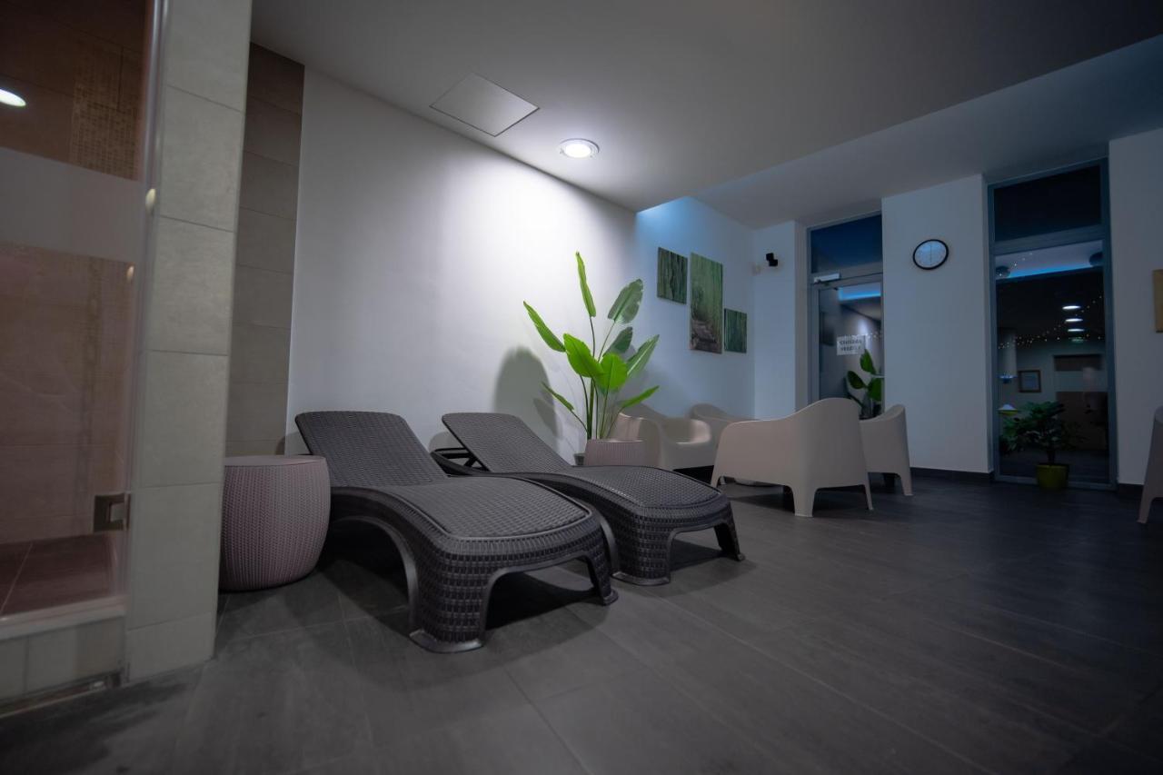 Eleven Business & Sport Hotel Jaszarokszallas Exteriér fotografie
