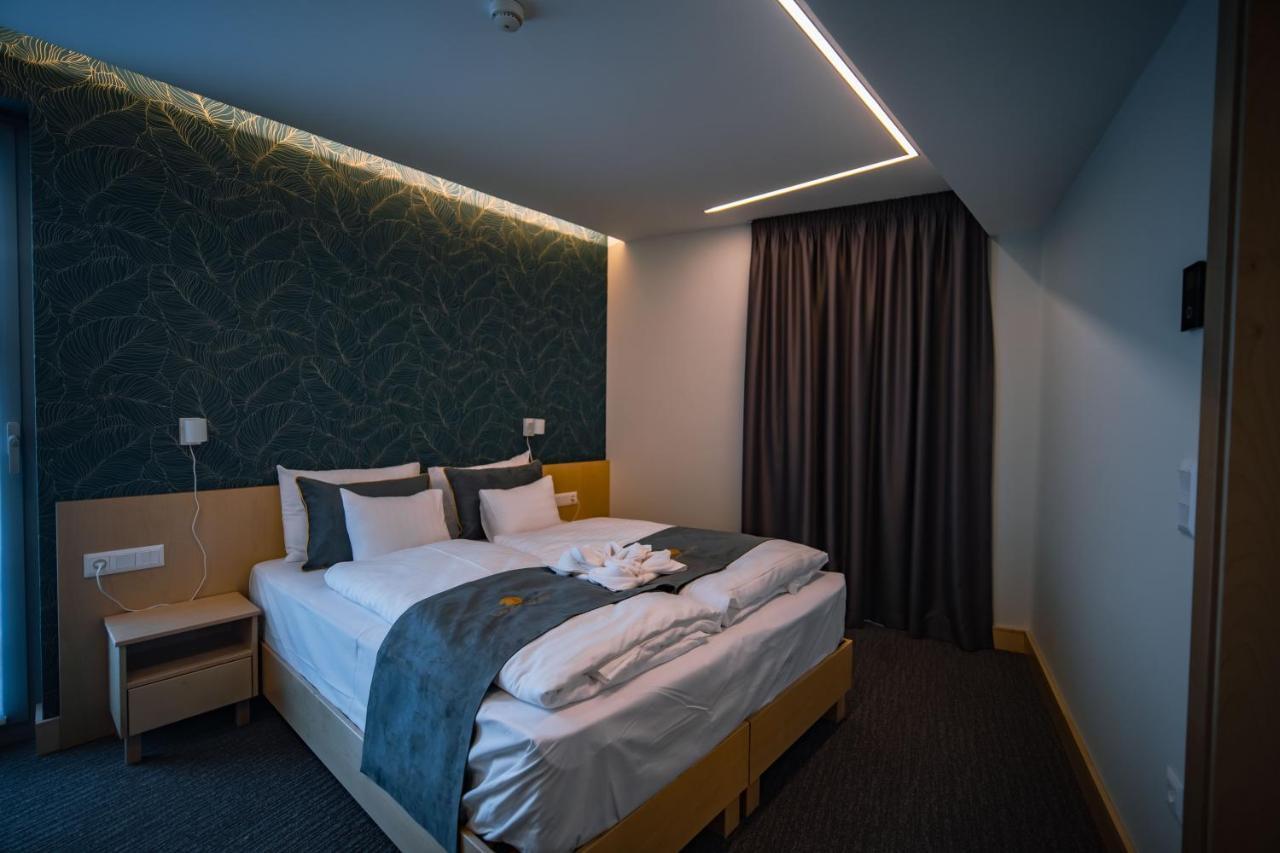 Eleven Business & Sport Hotel Jaszarokszallas Exteriér fotografie