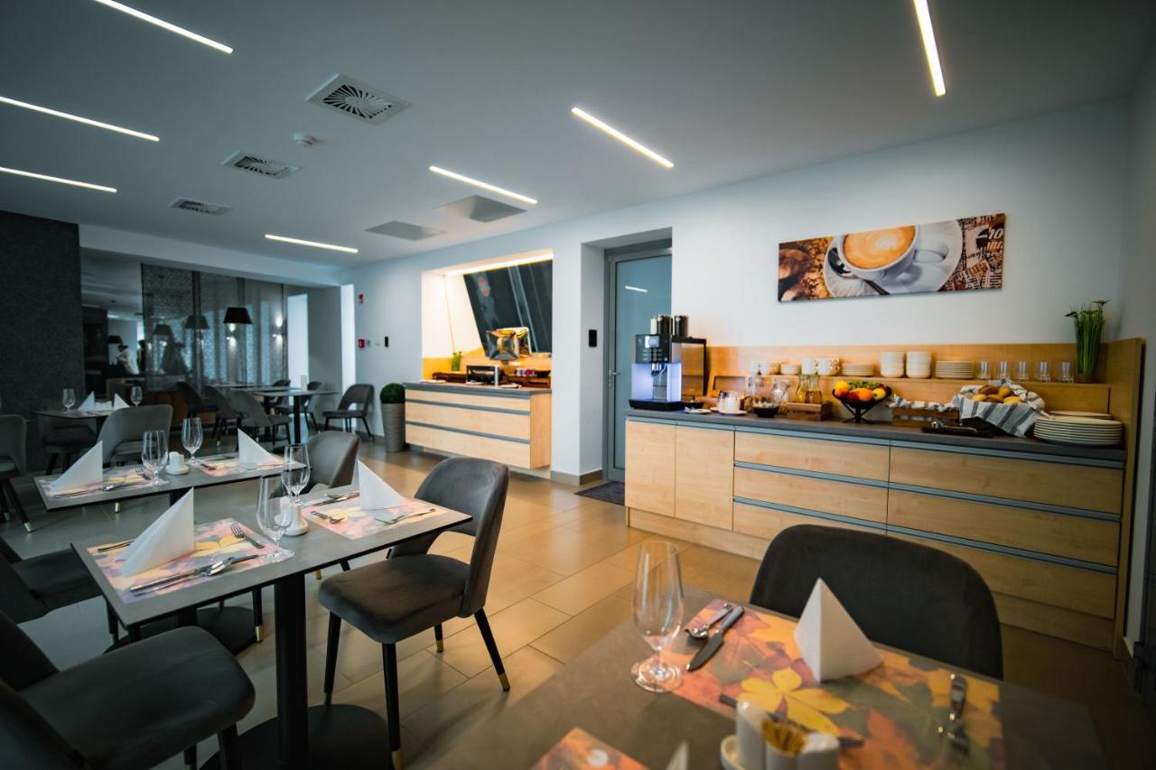 Eleven Business & Sport Hotel Jaszarokszallas Exteriér fotografie