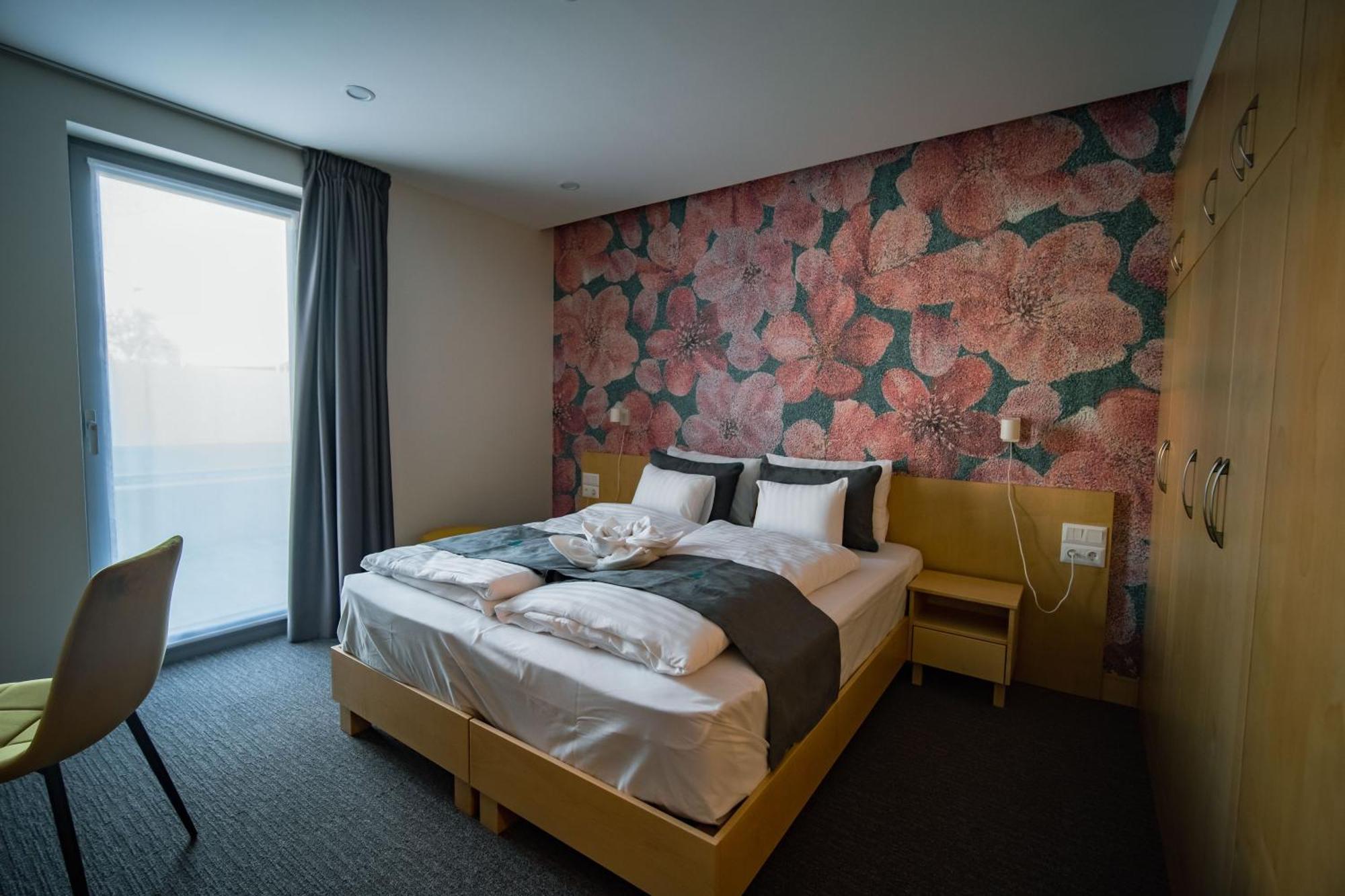 Eleven Business & Sport Hotel Jaszarokszallas Exteriér fotografie