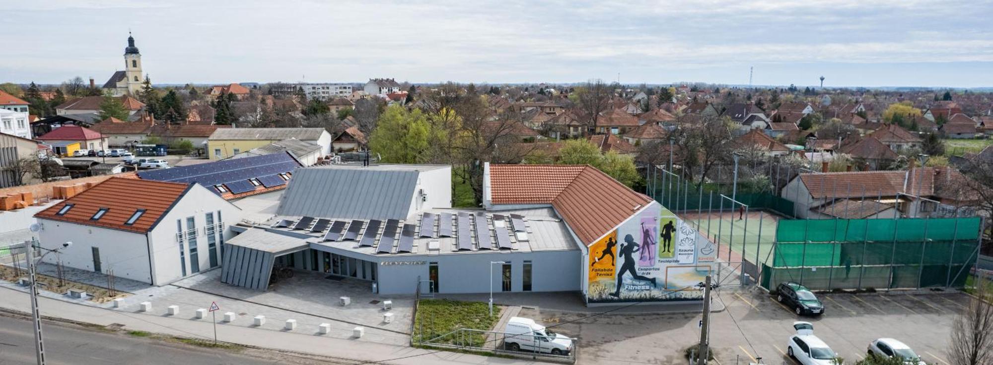 Eleven Business & Sport Hotel Jaszarokszallas Exteriér fotografie