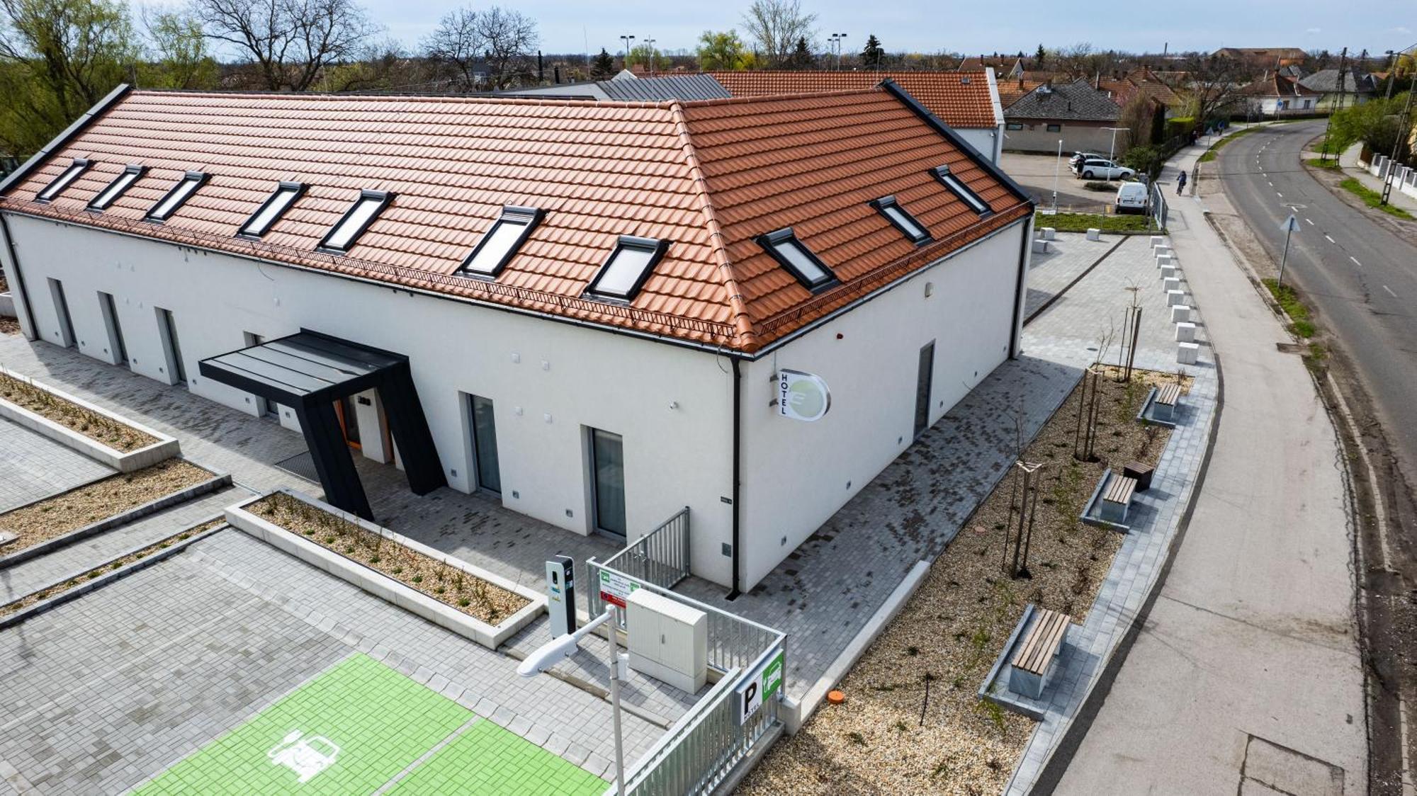 Eleven Business & Sport Hotel Jaszarokszallas Exteriér fotografie