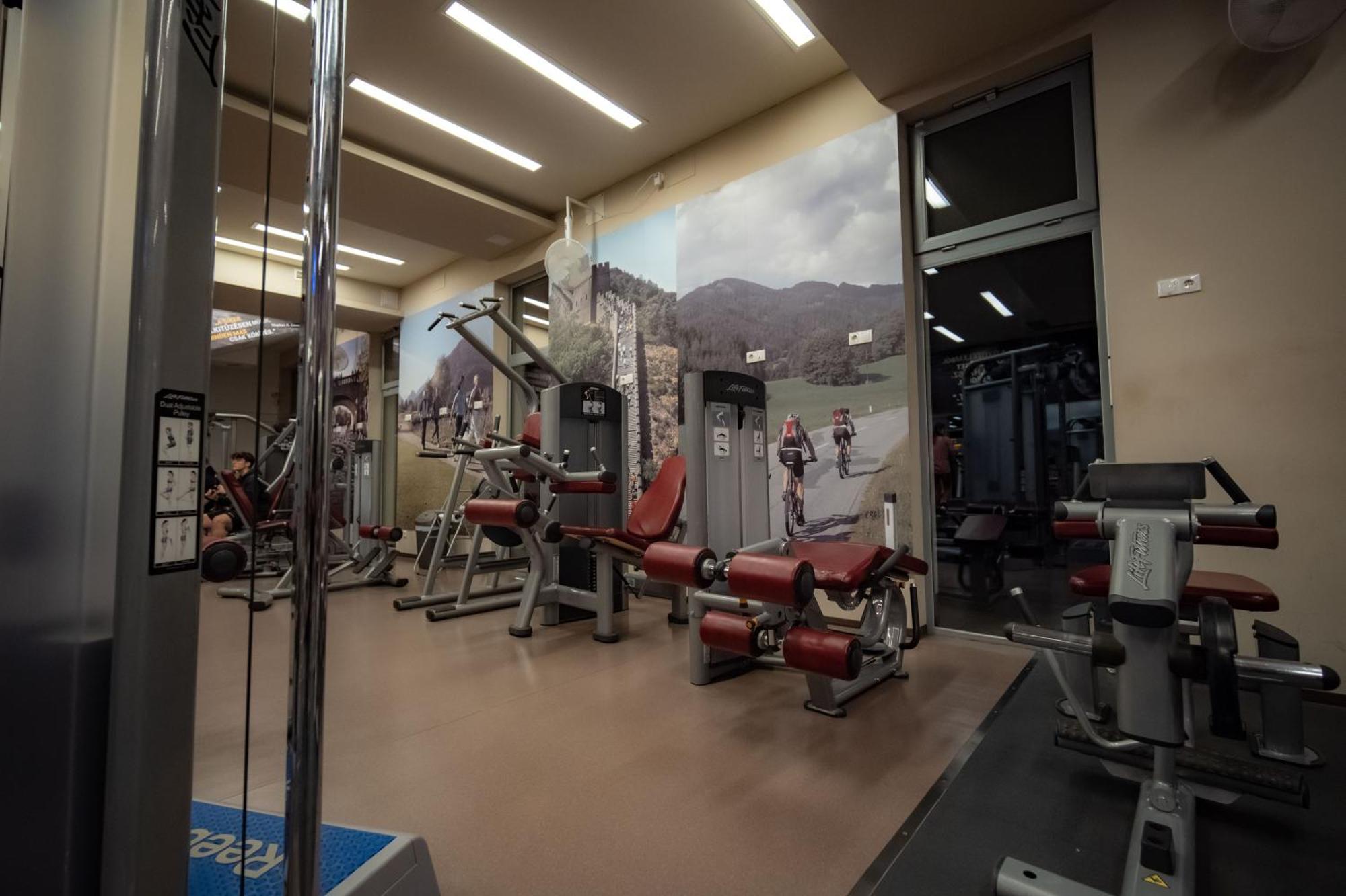 Eleven Business & Sport Hotel Jaszarokszallas Exteriér fotografie
